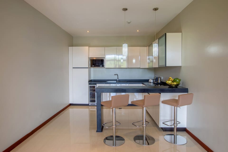 Executive Suite | Private kitchenette | Coffee/tea maker, electric kettle