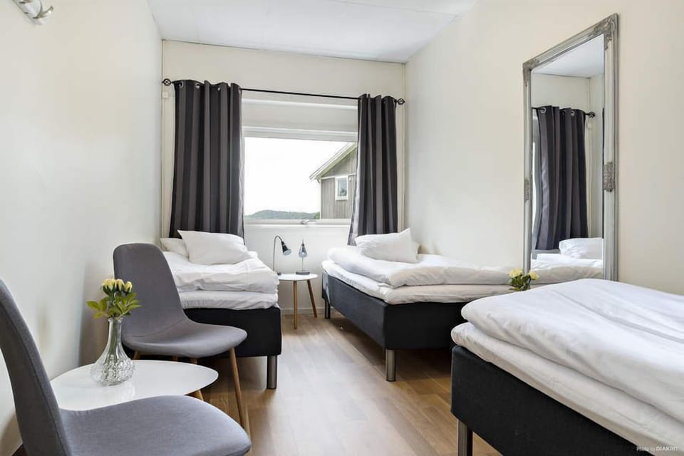 Triple Room, 3 Twin Beds, Shared Bathroom | Blackout drapes, cribs (surcharge), rollaway beds (surcharge)