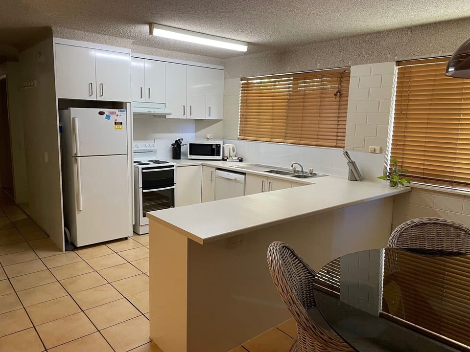 Apartment, 2 Bedrooms | Private kitchen | Fridge, microwave, oven, stovetop