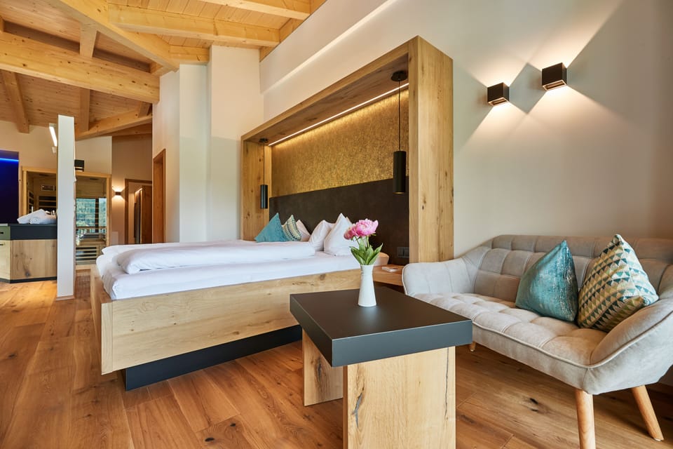 Honeymoon Suite, 1 King Bed, Bathtub, City View | Premium bedding, minibar, in-room safe, desk