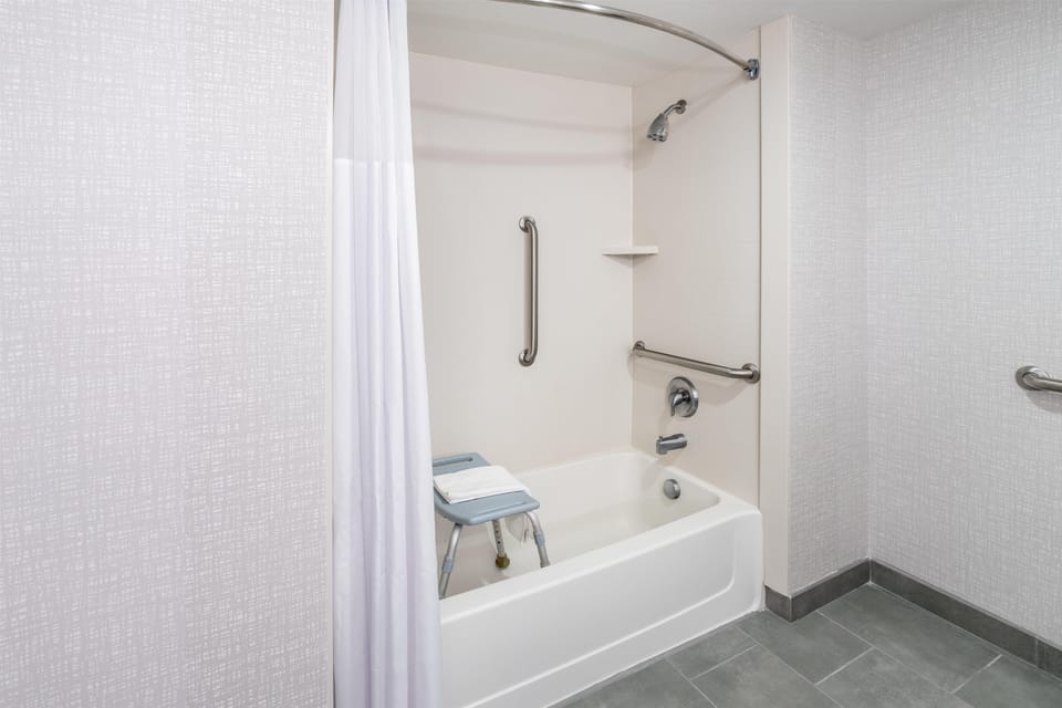 Combined shower/tub, free toiletries, hair dryer, towels