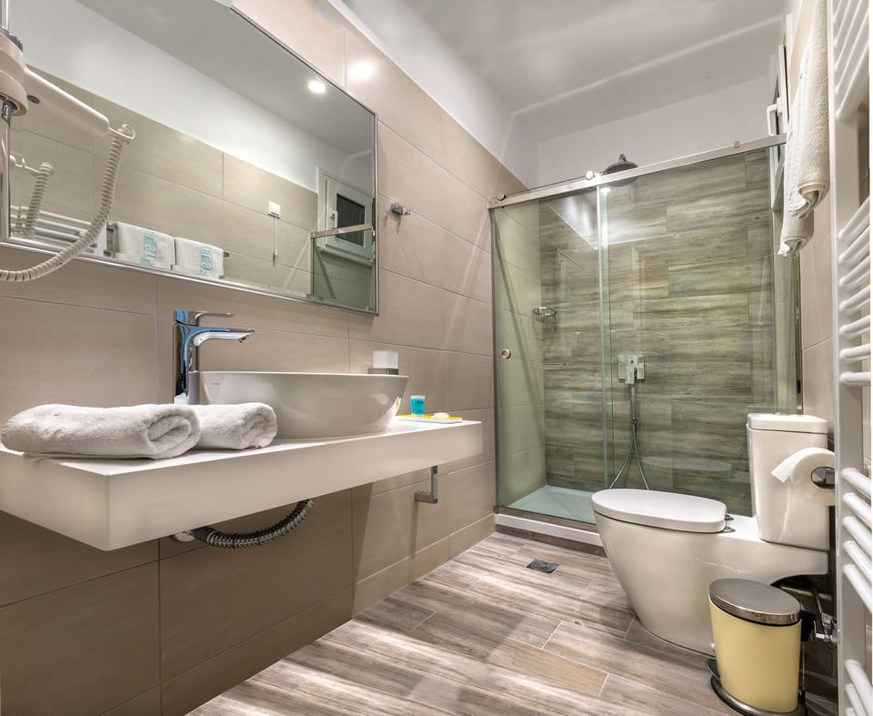 Shower, rainfall showerhead, free toiletries, hair dryer