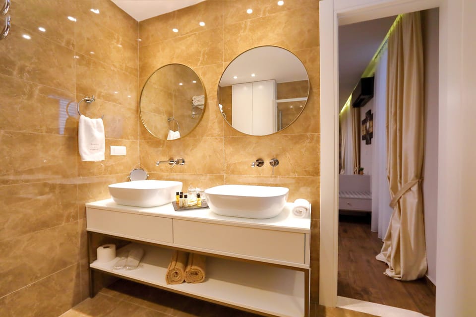 Deluxe Room, 1 Bedroom, Private Bathroom | Bathroom | Free toiletries, hair dryer, bathrobes, slippers