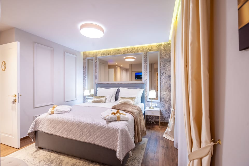 Deluxe Room, 1 Bedroom, Private Bathroom | Premium bedding, memory foam beds, minibar, in-room safe