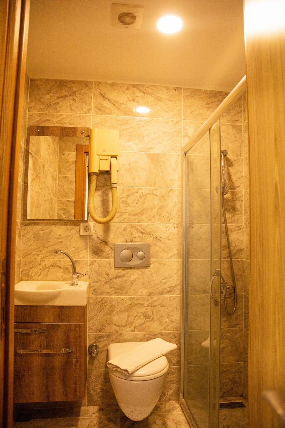 Economy Double Room | Bathroom | Shower, free toiletries, hair dryer, slippers