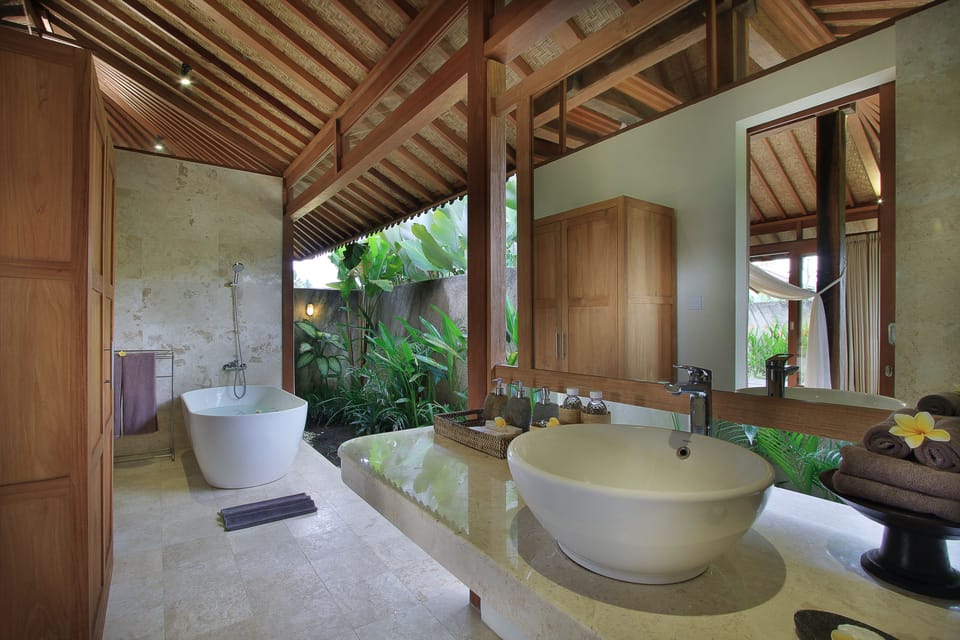 Combined shower/tub, free toiletries, bathrobes, bidet