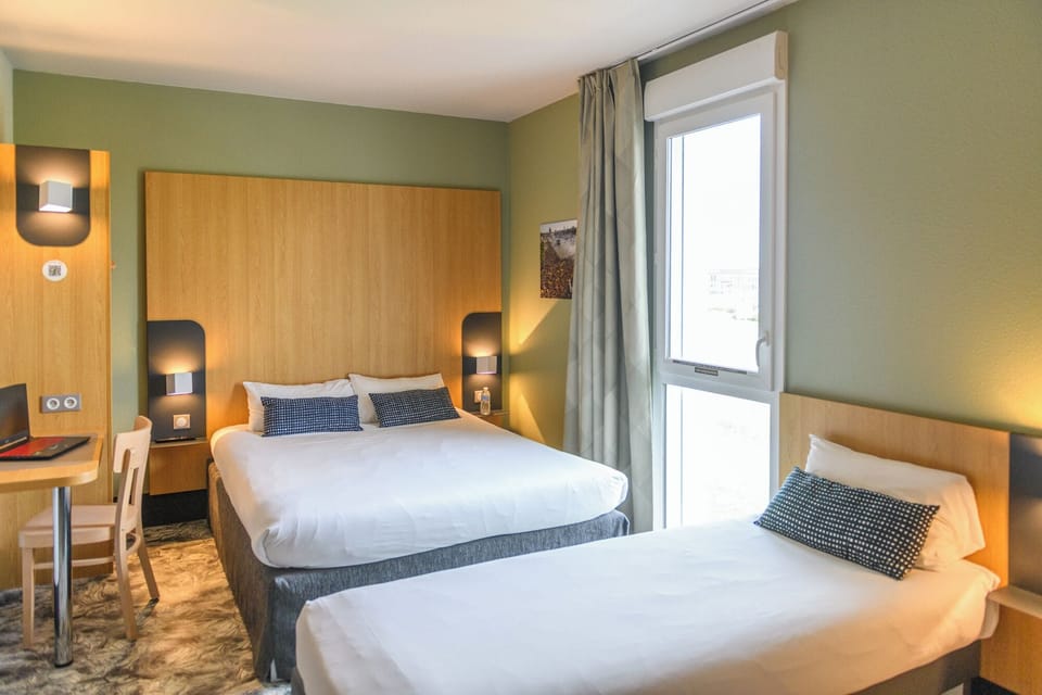Triple Room, Non Smoking | Desk, soundproofing, free WiFi, bed sheets