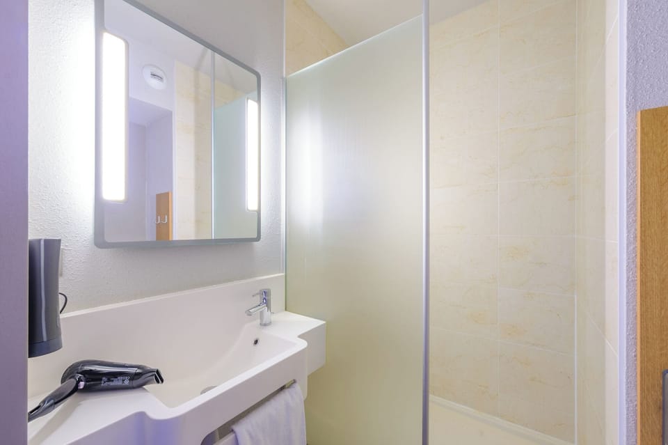 Shower, towels