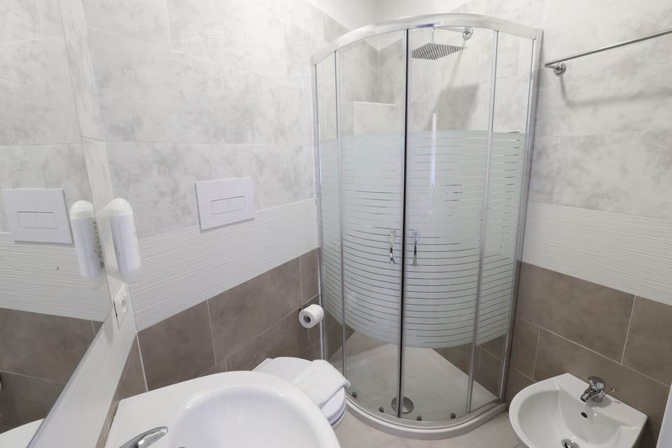 Double or Twin Room, Ensuite | Bathroom | Free toiletries, bidet, towels