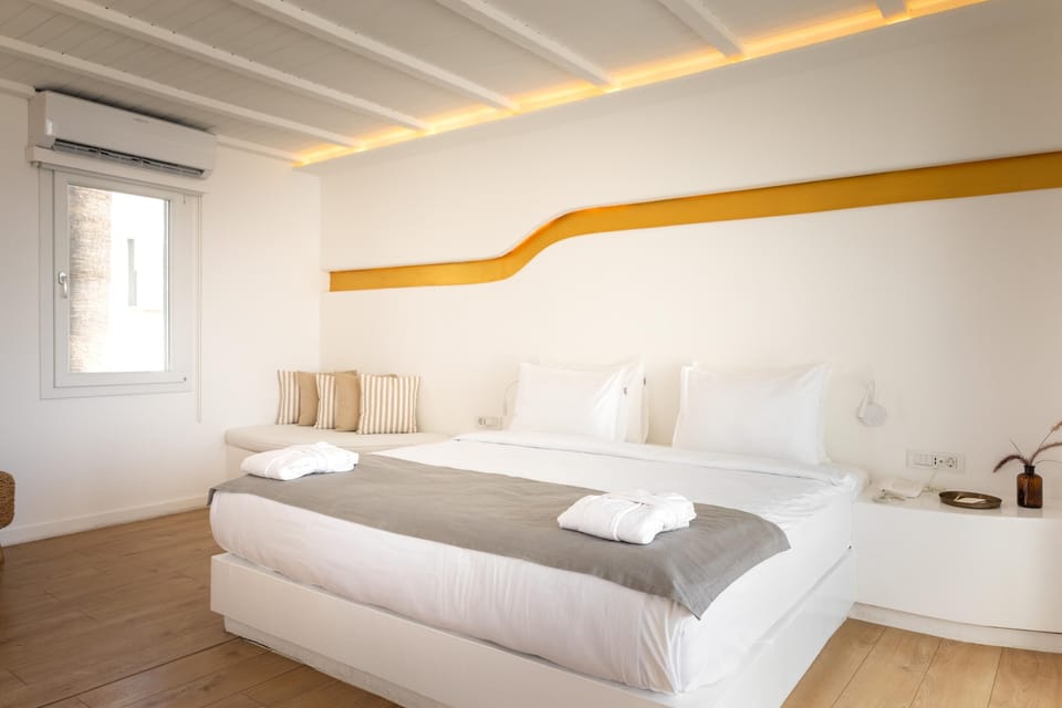 Junior Studio Suite, 1 King Bed, Balcony, Sea View | Premium bedding, minibar, in-room safe, desk