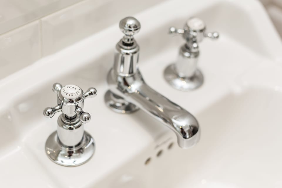Combined shower/tub, designer toiletries, hair dryer, towels
