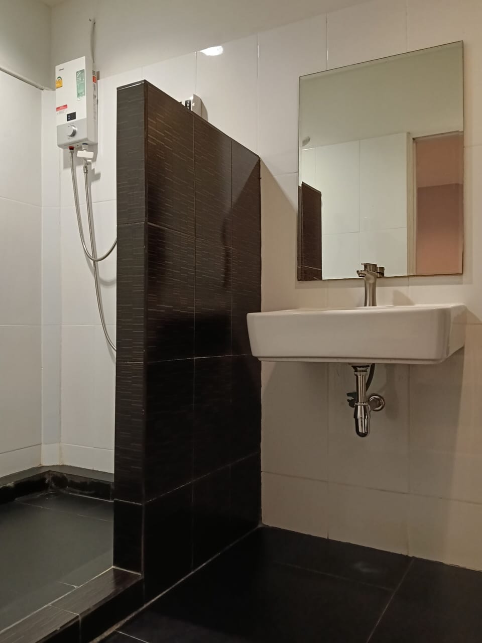 Standard Double Room | Bathroom | Shower, free toiletries, bidet, towels