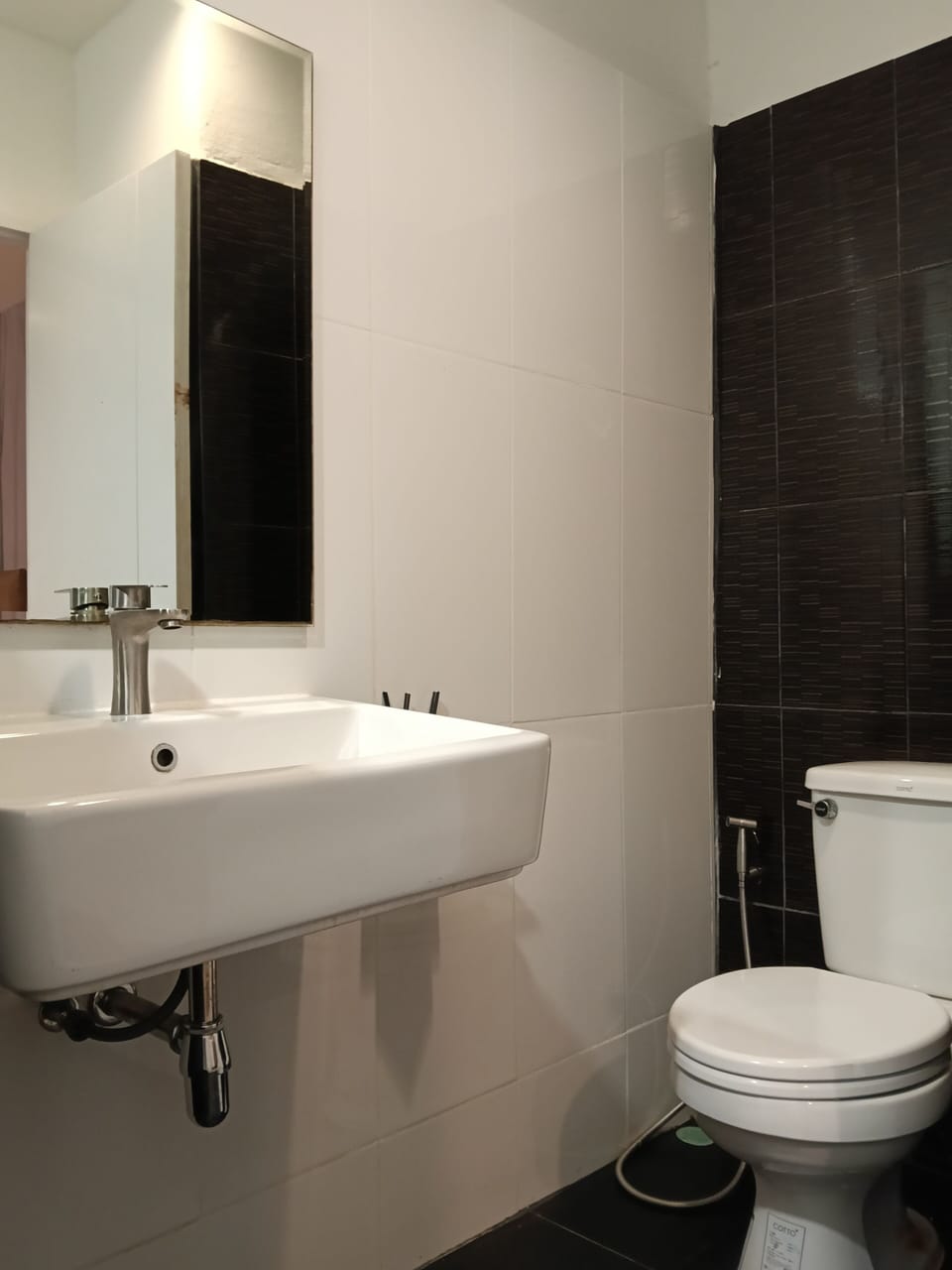 Standard Double Room | Bathroom | Shower, free toiletries, bidet, towels