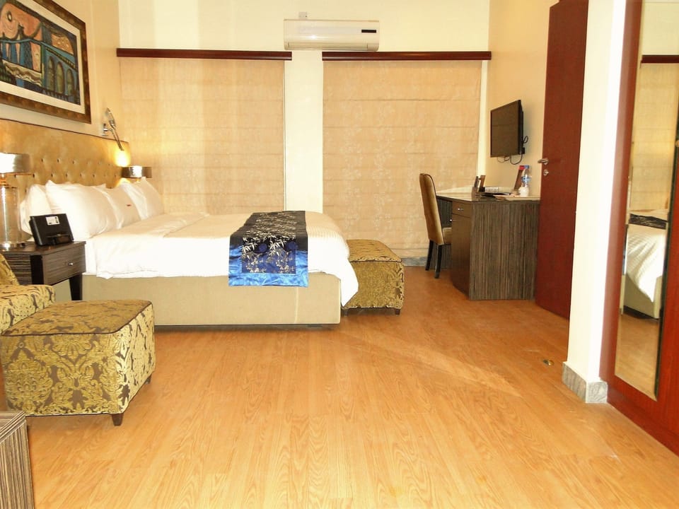 Diplomatic Room, Balcony | Soundproofing, iron/ironing board, free WiFi, bed sheets