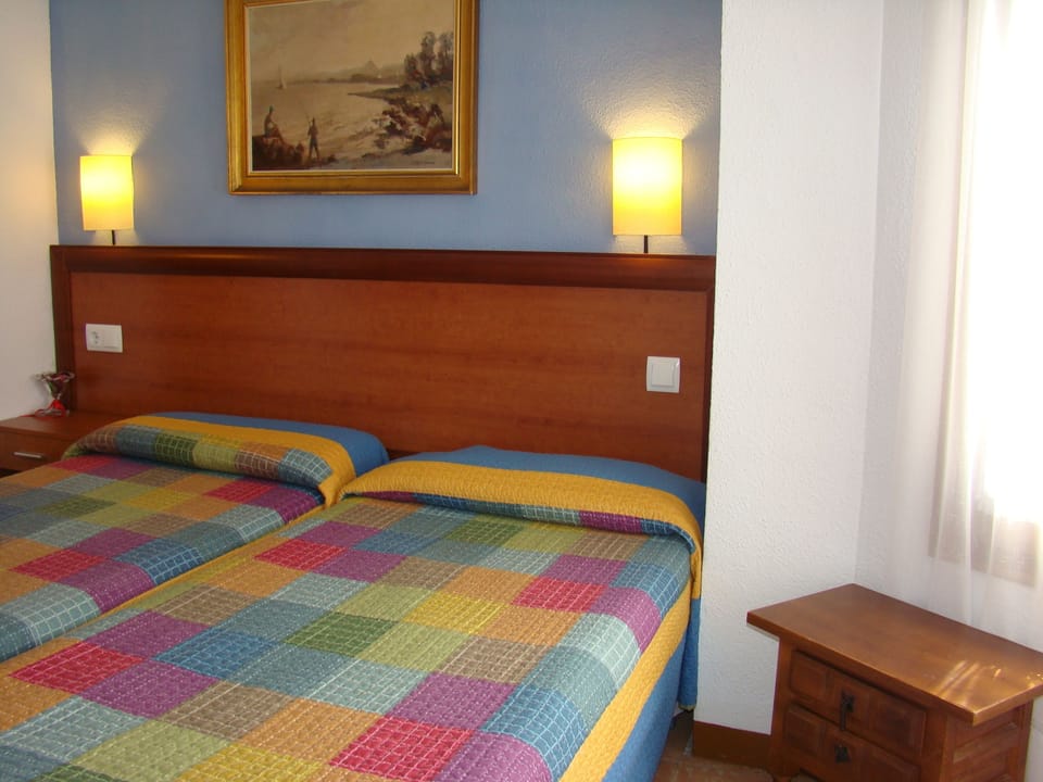 Minibar, free WiFi, bed sheets
