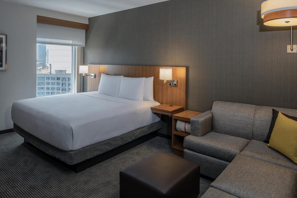 Hypo-allergenic bedding, in-room safe, desk, blackout drapes