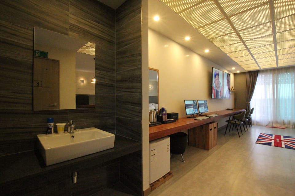 Double Room, 2 Double Beds | Business center