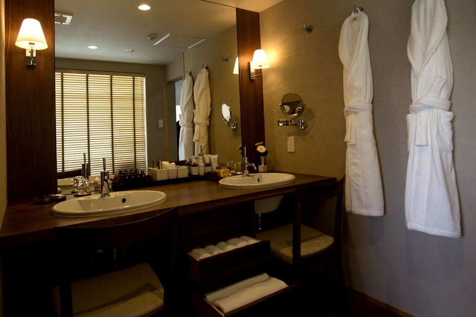 New Annex Royal Suite Room with Open-Air bath (Caters to 7 years old or older) | Bathroom amenities | Combined shower/tub, spring water tub, free toiletries, hair dryer