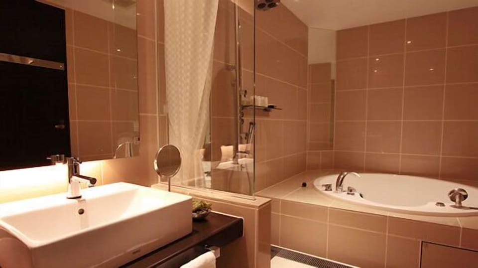 Junior Suite Room (Western) | Bathroom | Separate tub and shower, designer toiletries, hair dryer, bathrobes