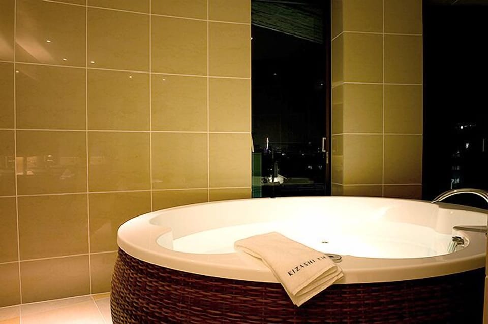 Deep soaking bathtub