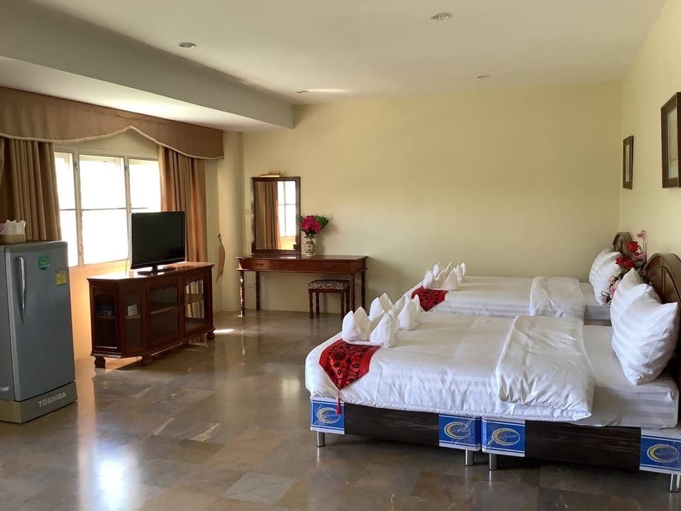 Suite | Laptop workspace, free WiFi, bed sheets