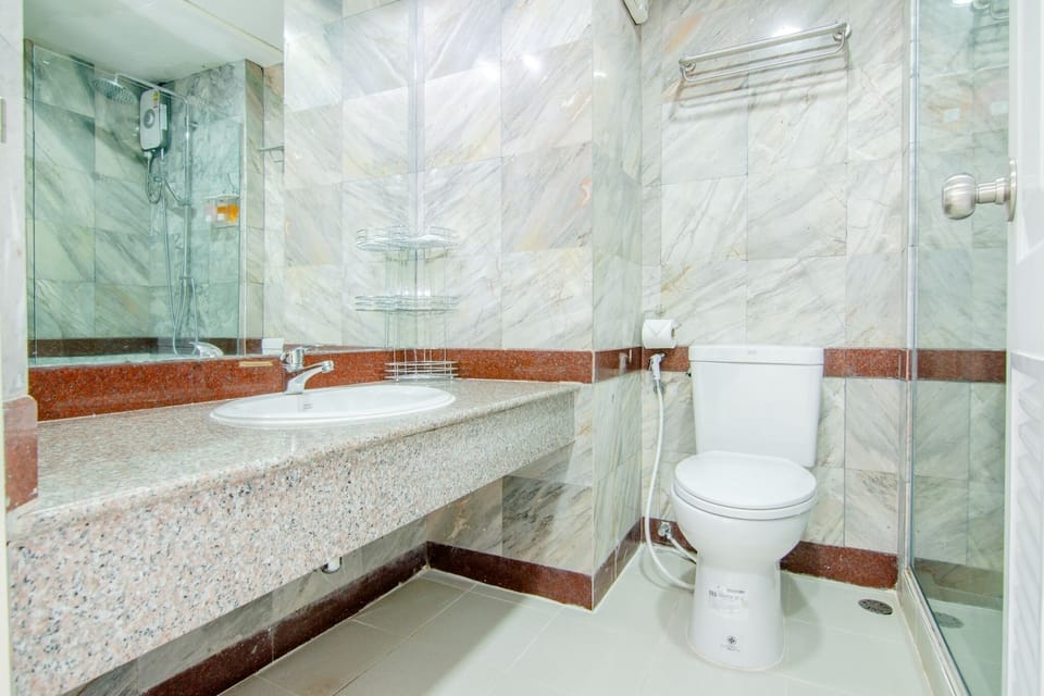 Deep soaking tub, free toiletries, towels