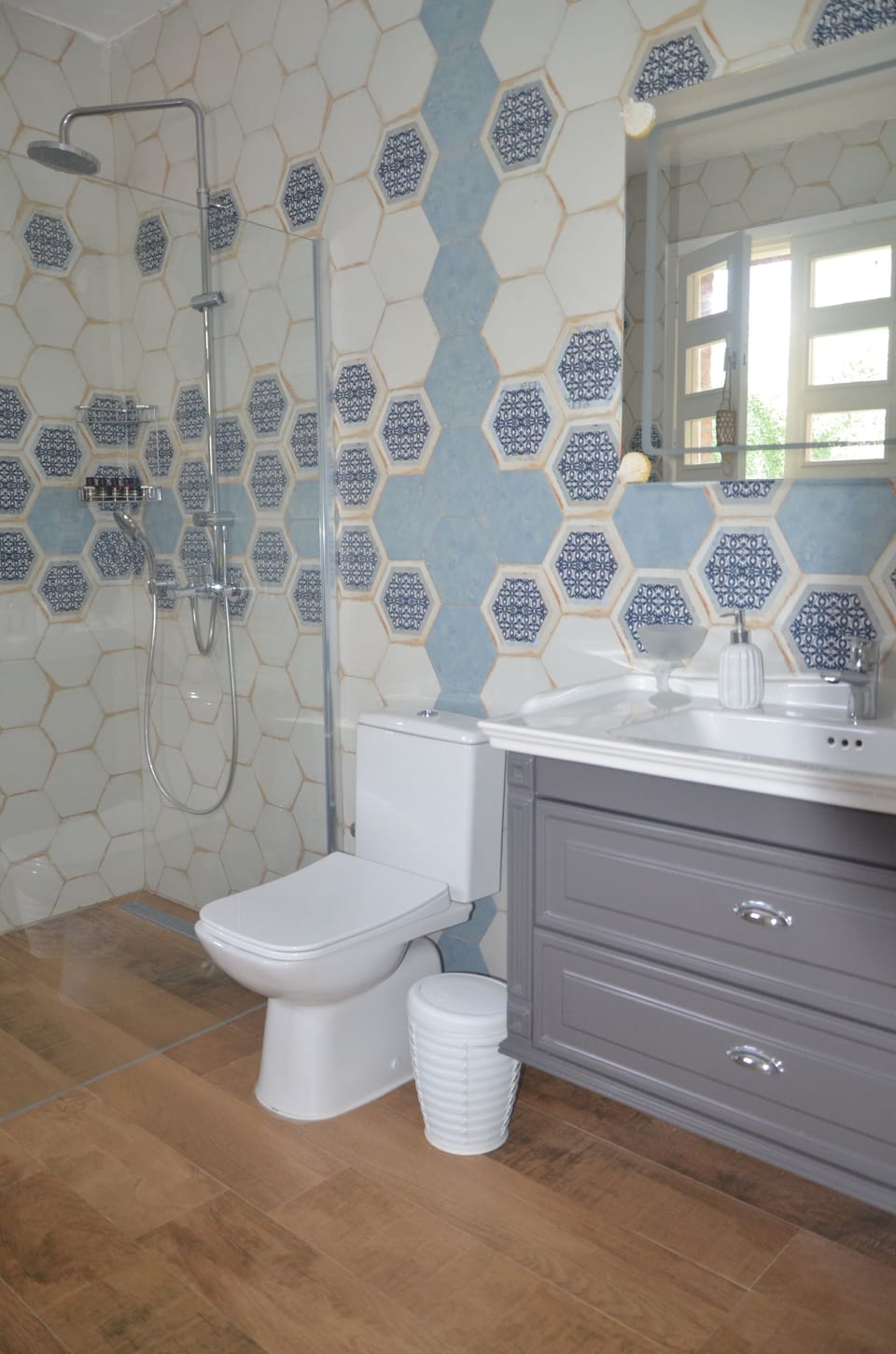 Deluxe Suite | Bathroom | Free toiletries, hair dryer, slippers, towels