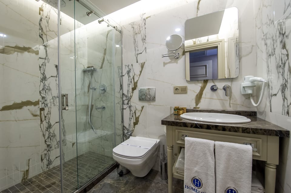 Shower, rainfall showerhead, free toiletries, hair dryer