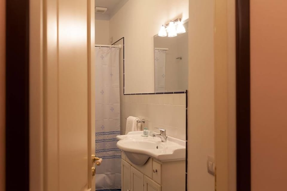 Triple Room (Scalinate) | Bathroom | Shower, hair dryer, bidet, towels
