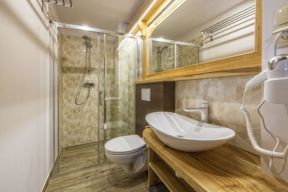 Triple Room, Balcony | Bathroom | Shower, free toiletries, hair dryer, towels