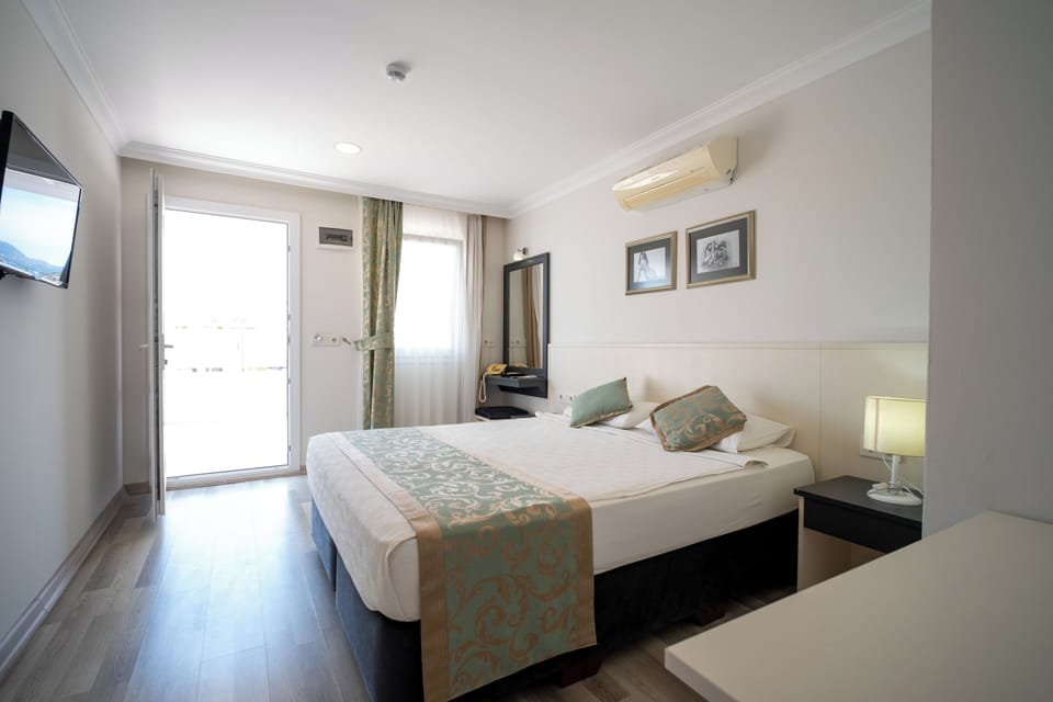 Luxury Double Room | In-room safe, desk, soundproofing, iron/ironing board
