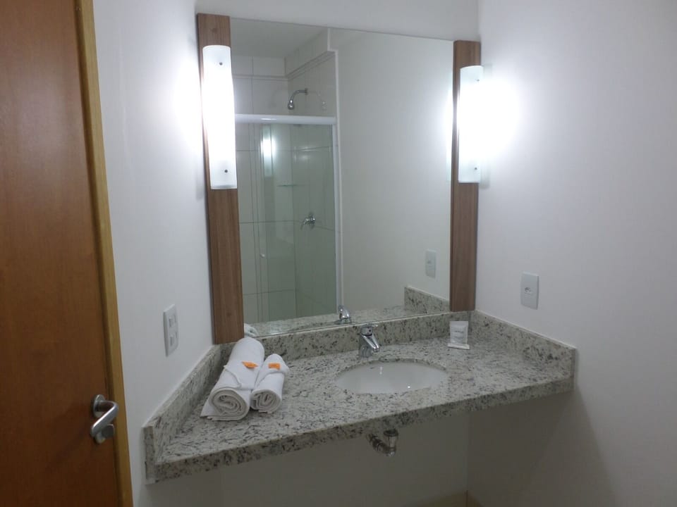 Shower, rainfall showerhead, free toiletries, hair dryer