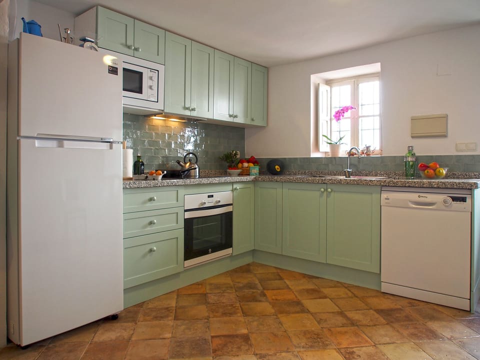 Kitchen with dishwasher