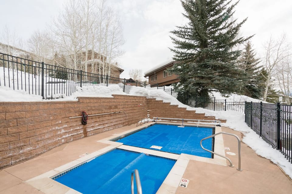 Community Pool/Hot tub
