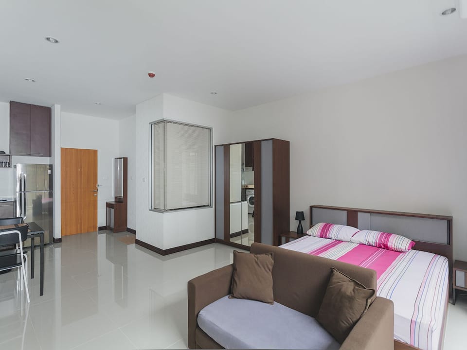 Studio, 1 Bedroom | In-room safe, blackout drapes, iron/ironing board, free WiFi