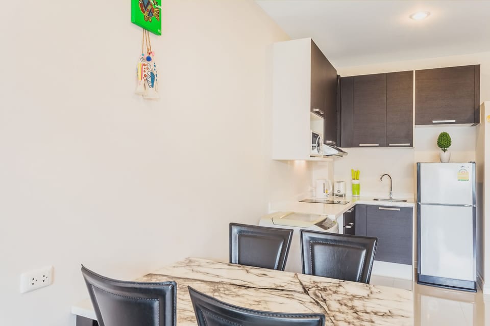 Studio, 1 Bedroom | Private kitchenette | Full-size fridge, microwave, stovetop, electric kettle