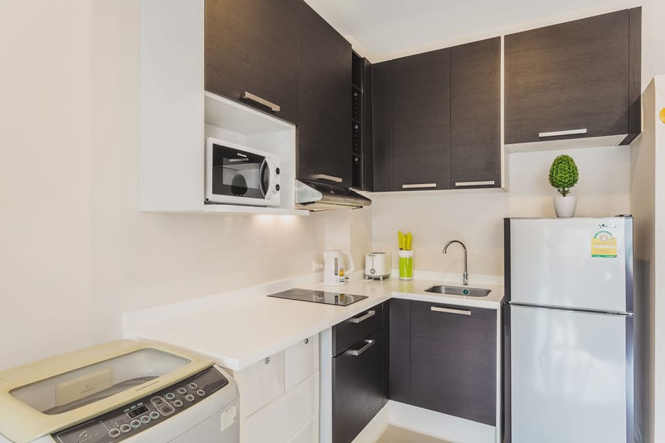 Studio, 1 Bedroom | Private kitchenette | Full-size fridge, microwave, stovetop, electric kettle