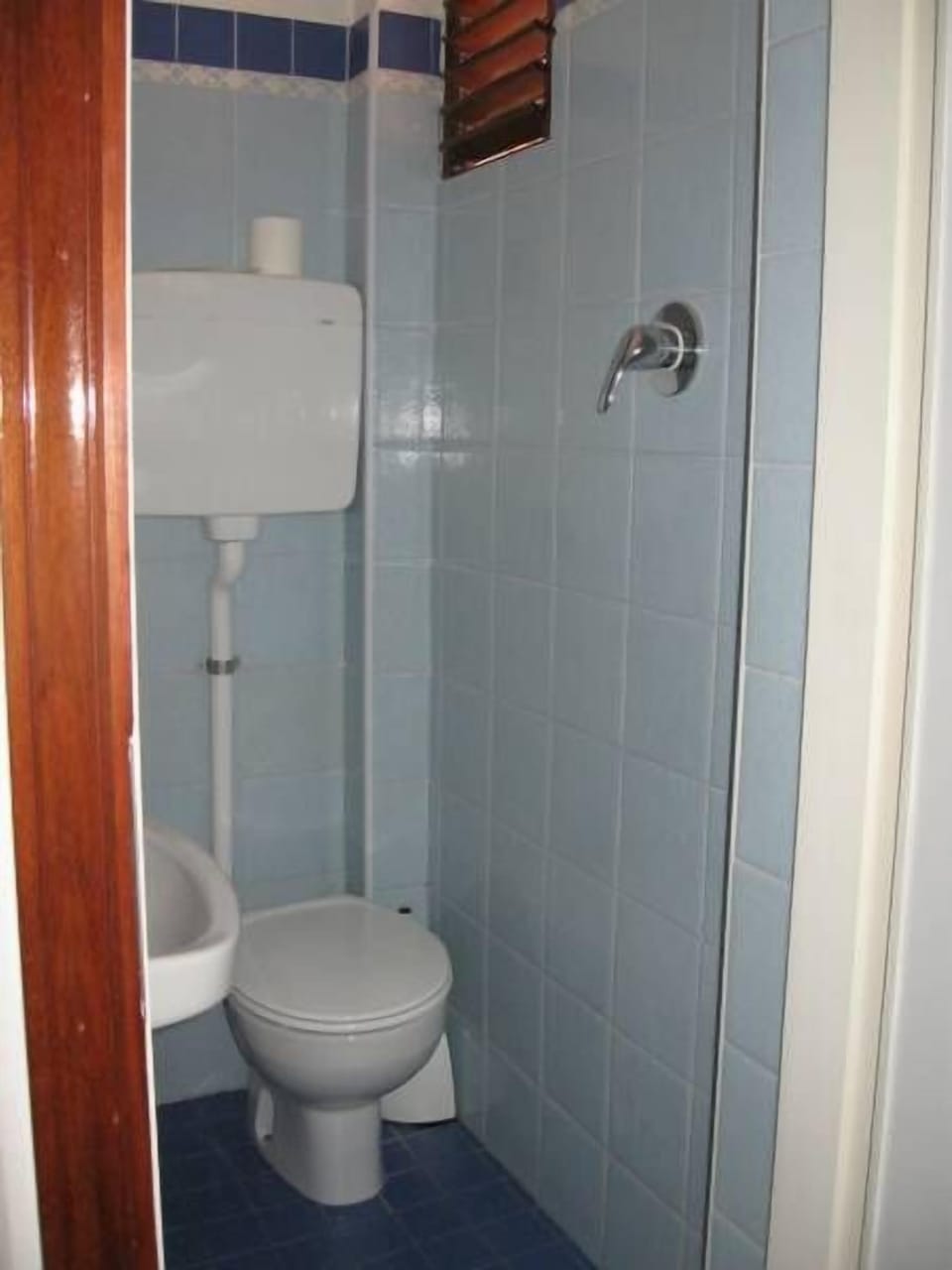 Shower, free toiletries, bidet, towels