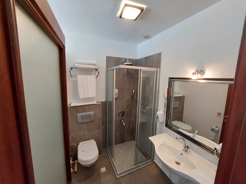Deluxe Double Room | Bathroom | Shower, rainfall showerhead, designer toiletries, hair dryer