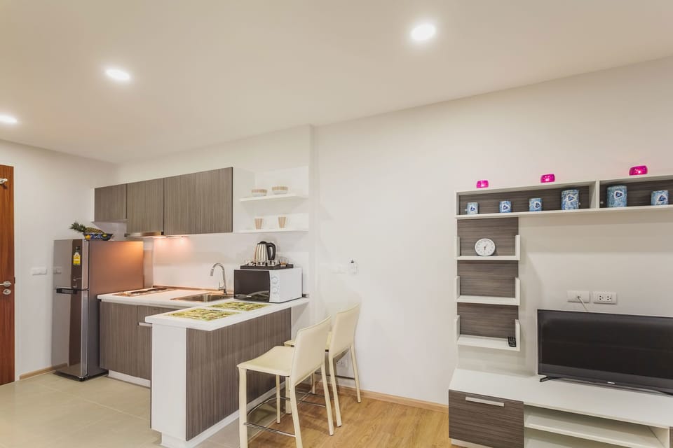 Standard Condo, 1 Bedroom | Private kitchenette | Fridge, microwave, stovetop, electric kettle
