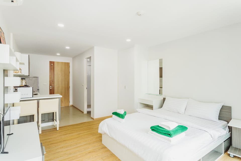 Studio, 1 Bedroom | In-room safe, desk, blackout drapes, iron/ironing board