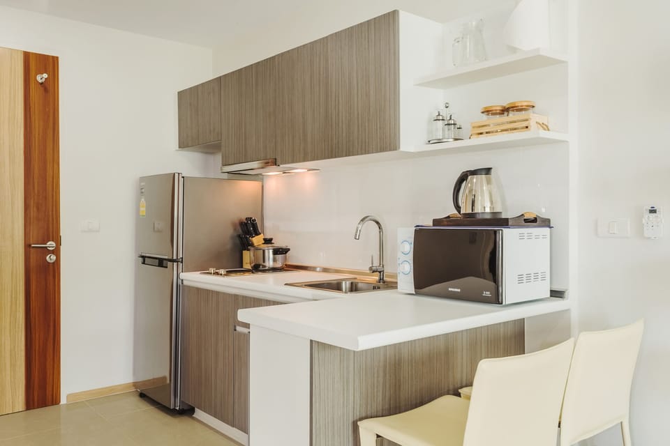 Condo, 1 Bedroom | Private kitchenette | Fridge, microwave, stovetop, electric kettle