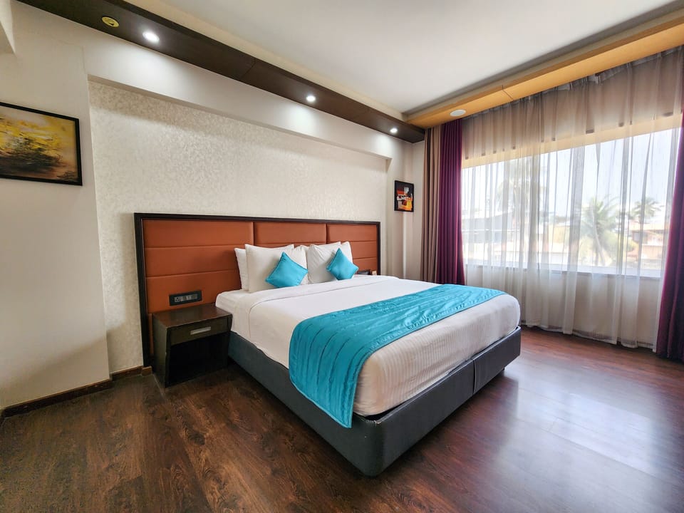 Deluxe Double Room, 1 Double Bed | Minibar, in-room safe, desk, iron/ironing board