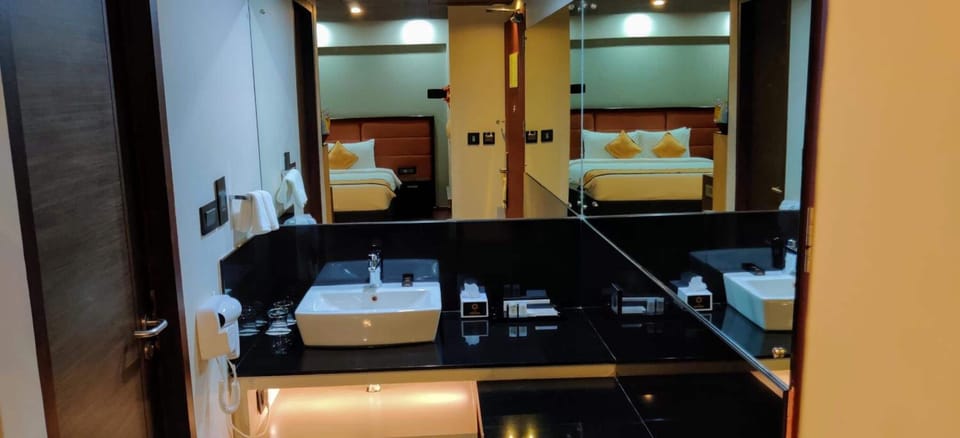 Minibar, in-room safe, desk, iron/ironing board