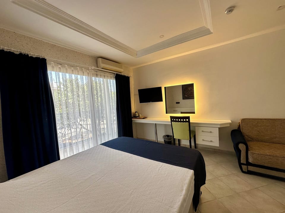 Comfort Double or Twin Room | Minibar, in-room safe, desk, free WiFi