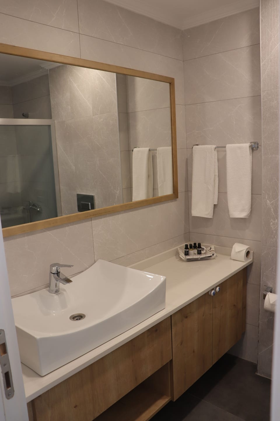 Deluxe Double or Twin Room | Bathroom | Shower, free toiletries, hair dryer, slippers