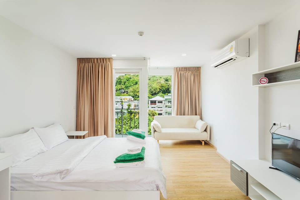 Studio, 1 Bedroom | In-room safe, blackout drapes, iron/ironing board, free WiFi