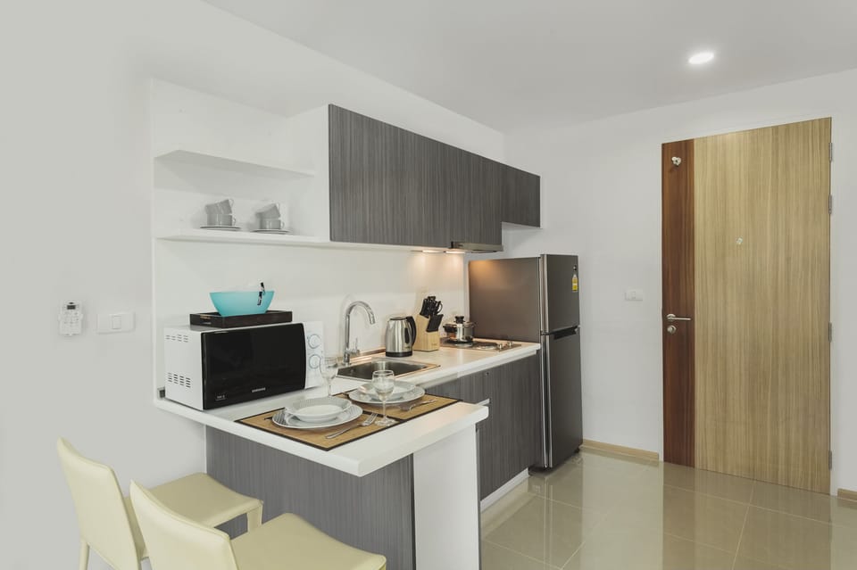 Studio, 1 Bedroom | Private kitchenette | Fridge, microwave, stovetop, electric kettle