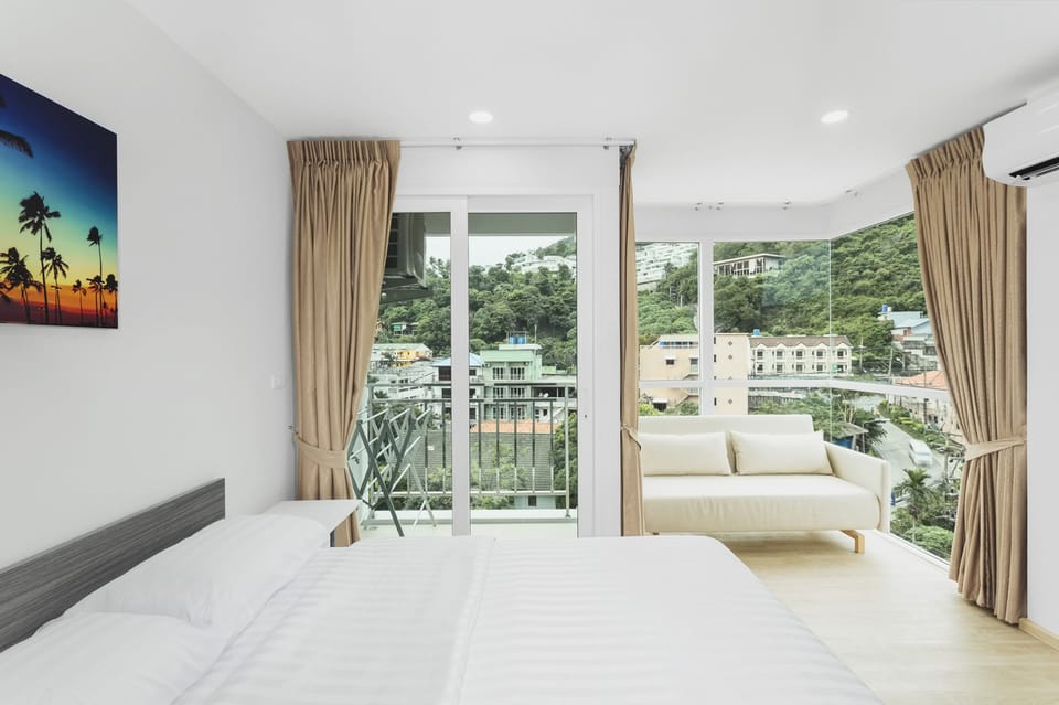 Studio, 1 Bedroom | In-room safe, blackout drapes, iron/ironing board, free WiFi