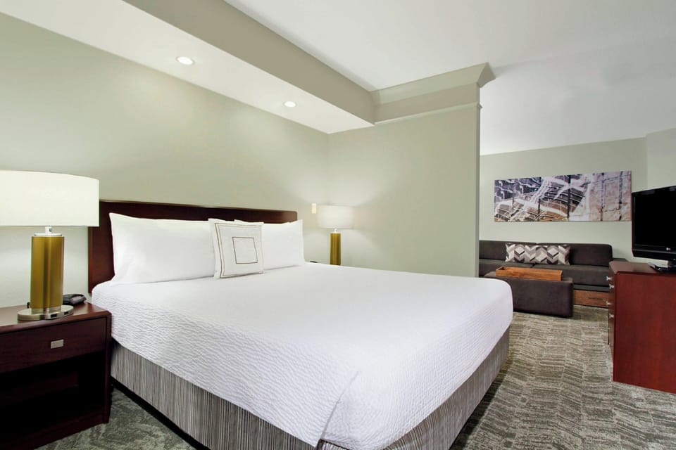 Premium bedding, in-room safe, desk, laptop workspace